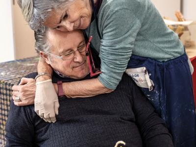 Andrea è in silenzio da giorni: la morte del fratello gli ha causato troppo dolore. Paola, storica volontaria, gli si avvicina, lo abbraccia e gli rimane accanto. Al Centro Diurno Adulti si ricomincia anche così: con il sostegno degli altri, che attraverso piccoli ma significativi gesti accolgono la fragilità e fanno sentire le persone ascoltate e comprese.