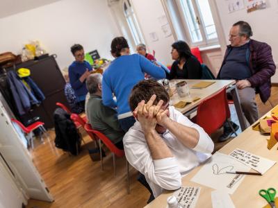 Mirco stringe forte le mani e nasconde il volto sorridente dietro a questo gesto. Al Laboratorio di Arte del Centro Diurno Adulti, la sensazione di lavoro in autonomia e un buon risultato sono il frutto di un grande impegno e portano ai ragazzi un’immensa soddisfazione.