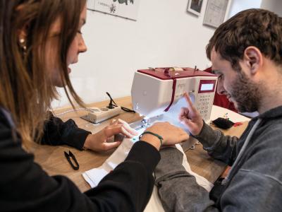 Riuscire a creare qualcosa di bello e utile, poter contare sull’aiuto dell’altro, trascorrere del tempo in compagnia. Tra i tanti laboratori del Centro Diurno Adulti de iSemprevivi c’è anche quello di cucito: da qui nascono borse in stoffa curate nei minimi dettagli. Ogni punto è una piccola conquista, ogni creazione una storia di riscatto che prende forma.