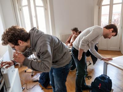 Una giornata tipo alla Job Station de iSemprevivi. Qui giovani con disagio psichico lavorano in smart working per aziende partner, affiancati da un tutor esperto. Un ambiente protetto e professionale dove crescere e costruire il proprio futuro. Il progetto è parte della cooperativa sociale de iSemprevivi, nata per accompagnarli nel mondo del lavoro.