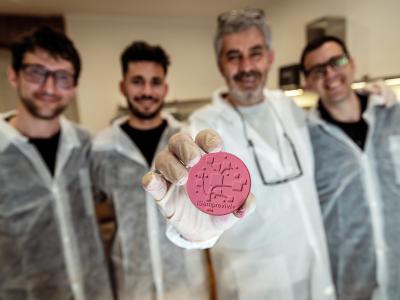 Al laboratorio di cosmetica ragazzi e ragazzi, guidati da tecnici professionisti, realizzano trucchi e prodotti di skincare. Al Centro Diurno Adolescenti “Il sorriso di Lollo” il percorso riabilitativo passa anche da queste attività: si impara a lavorare in gruppo e si costruiscono competenze e risorse per il futuro, recuperando fiducia in sé stessi.