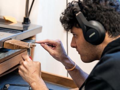 Marco, uno dei più giovani del Centro Diurno Adulti de iSemprevivi alle prese con il Laboratorio di Oreficeria. Un lavoro che richiede grande pazienza, precisione e molta concentrazione. Oltre ad una grande soddisfazione oggi, questo impegno potrà essere, forse, il suo ingresso nel mondo del lavoro.