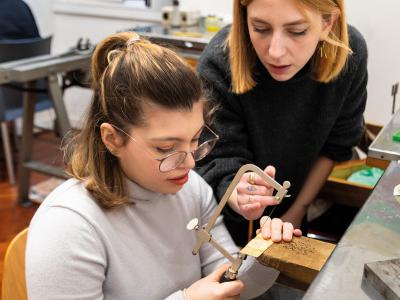 Marta, orafa, è la guida sapiente che affianca Giulia nel suo “apprendistato” al Laboratorio di Oreficeria del Centro Diurno Adulti de iSemprevivi.    Al termine del percorso, i ragazzi avranno modo di mettere a frutto quanto hanno imparato e affacciarsi autonomamente al mondo del lavoro.