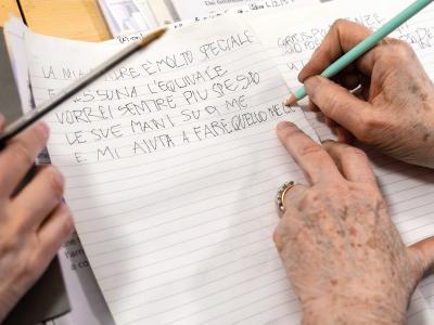 “La mia madre è molto speciale e nessuno l’equivale”: sono le parole d’amore scritte a mano da Giulia durante il laboratorio di poesia, uno dei tanti organizzati al Centro Diurno Adulti per favorire le abilità manuali, psichiche e relazionali. Qui la scrittura diventa cura, gesto che tiene vivi i legami e aiuta a dare voce alle emozioni più profonde. 