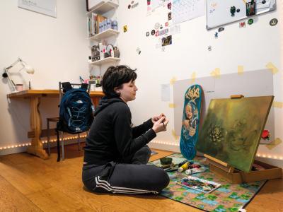 Seduta a terra, accanto ai suoi colori, Chiara dipinge un fiore di loto: simbolo di rinascita, come la sua. Grazie a iSemprevivi e all’appartamento per la semi-autonomia in cui vive, ha ritrovato fiducia, equilibrio e un nuovo inizio. Ogni giorno, come quel fiore, ricomincia a fiorire, con gesti semplici ma pieni di forza.
