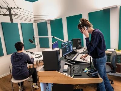 La web radio è uno spazio dove ragazzi e ragazze del Centro Diurno Adolescenti “Il Sorriso di Lollo” si raccontano, insieme a volontari e operatori. Un mezzo potente per far sentire la propria voce e la propria visione del mondo, dalla musica alla poesia, dalla politica alle questioni sociali. Anche così si combattono i pregiudizi sulla salute mentale.